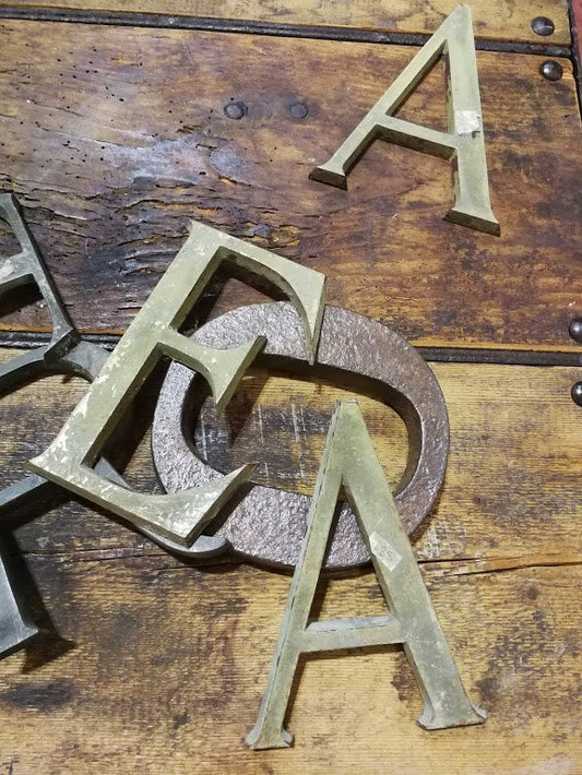 Arredare casa con le lettere vintage: il lettering