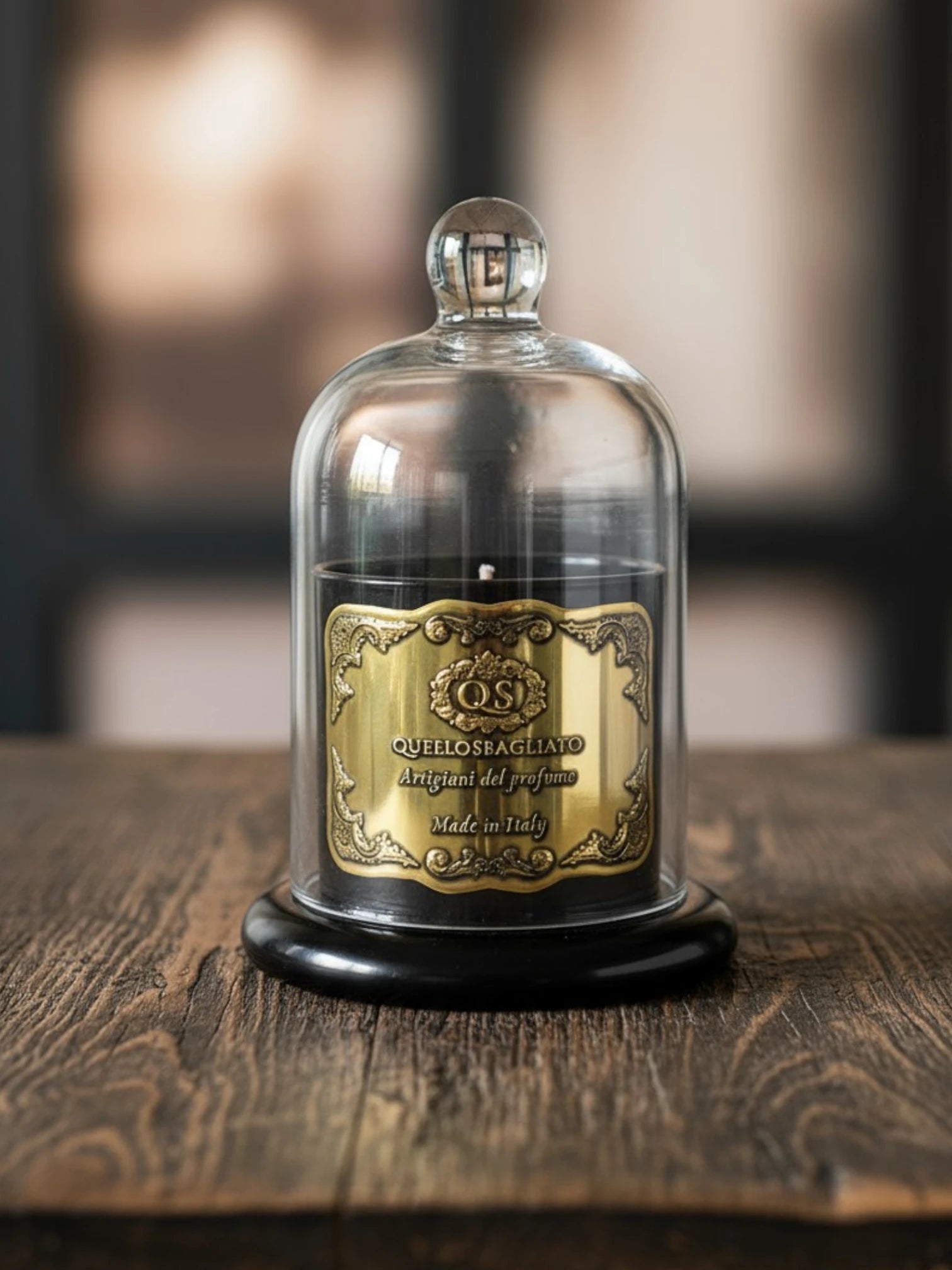 Candela profumata lusso campana nera di Quello Sbagliato dettaglio su tavolo