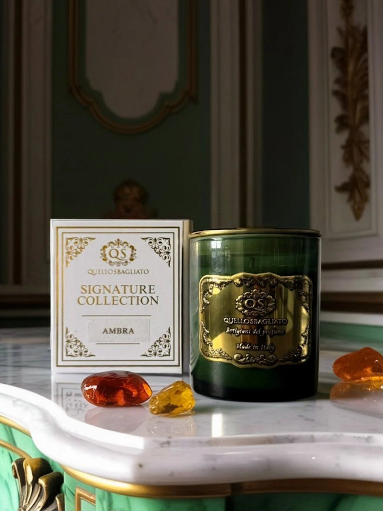 Candela artigianale Ambra Luxury bicchiere vetro verde etichetta oro Made in Italy