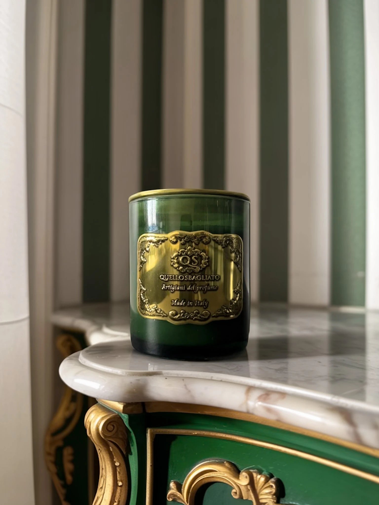 Dettaglio etichetta metallica oro candela Luxury fragranza orientale