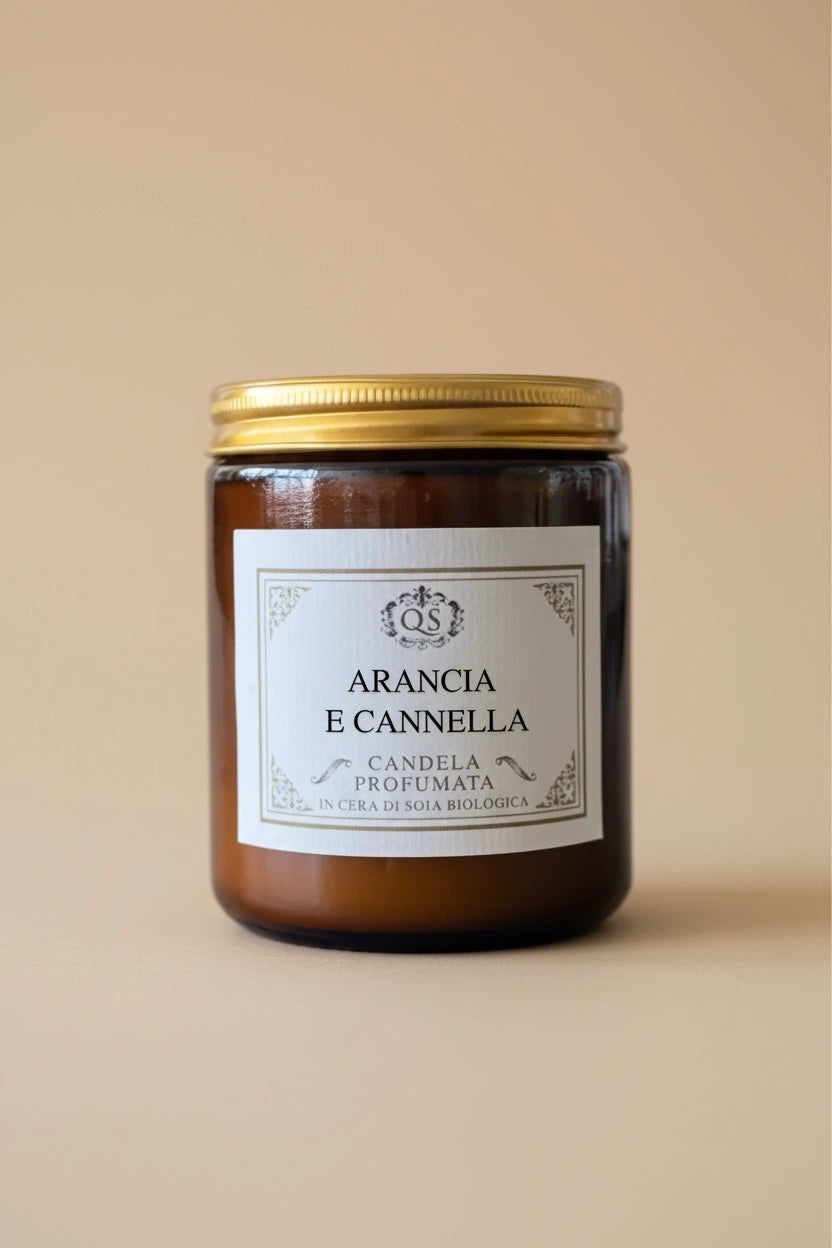 Candela profumata Arancia e Cannella in vetro ambrato con tappo dorato su sfondo beige