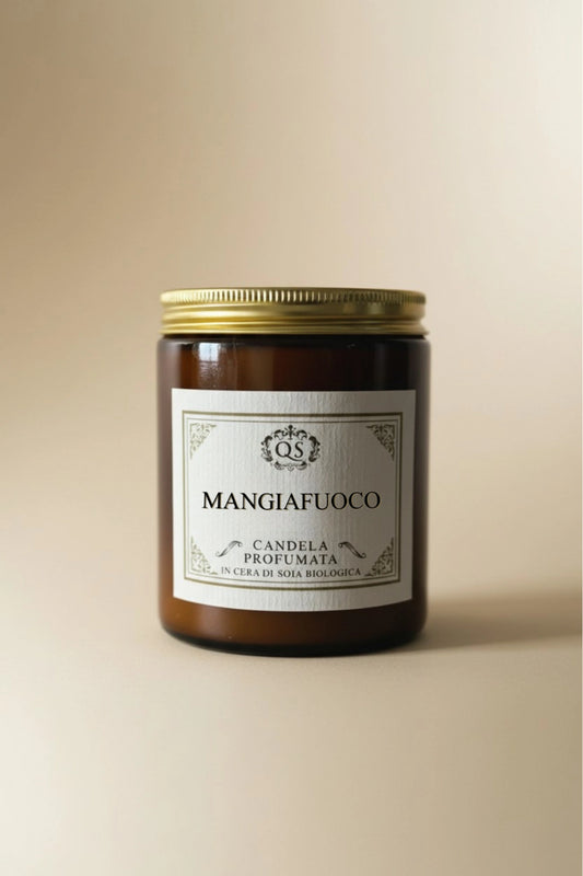 Candela soia Mangiafuoco in vetro ambrato con etichetta classica su sfondo beige