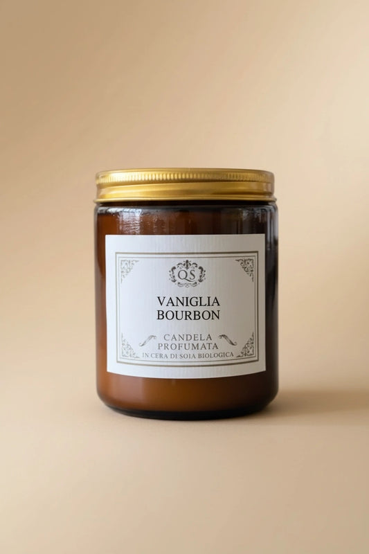 Candela soia Vaniglia Bourbon in vetro ambrato con tappo dorato su sfondo beige