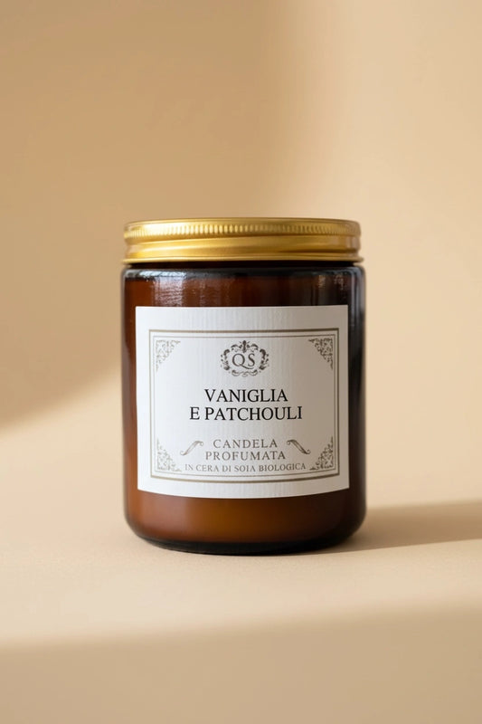 Candela soia Vaniglia e Patchouli in vetro ambrato con tappo dorato su sfondo beige