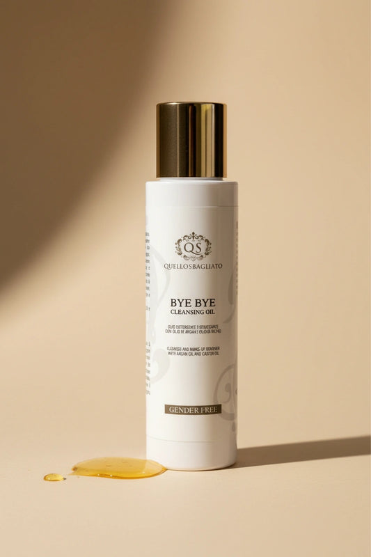 Olio detergente struccante viso Bye Bye Quello Sbagliato con olio di argan e olio di ricino, flacone bianco con tappo oro su fondo neutro
