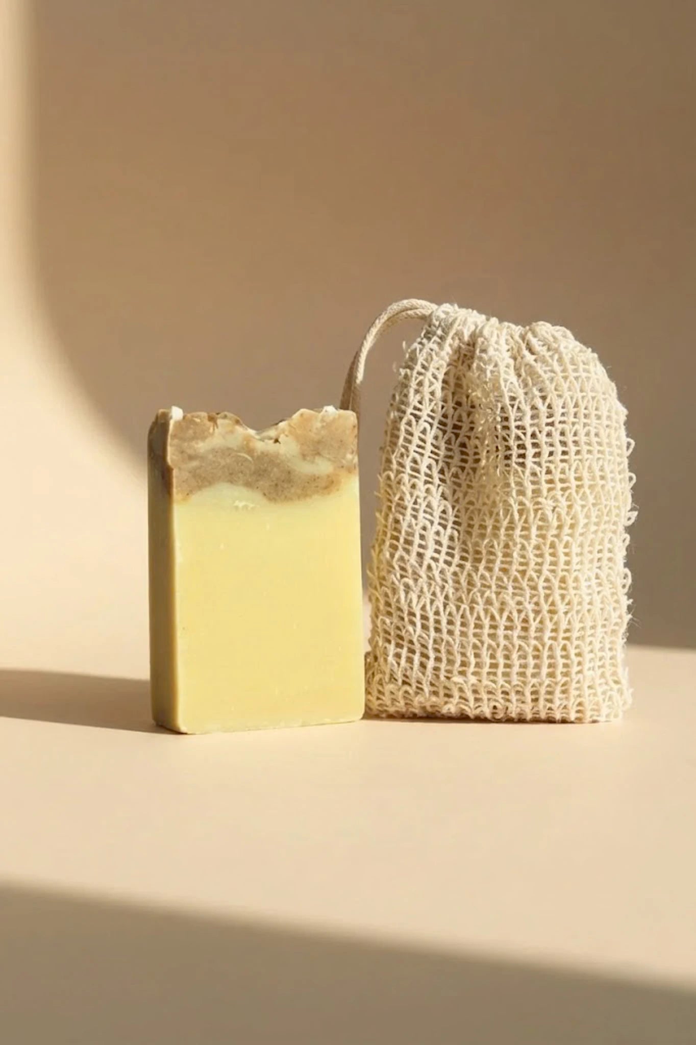 sapone artigianale con sacchetto esfoliante
