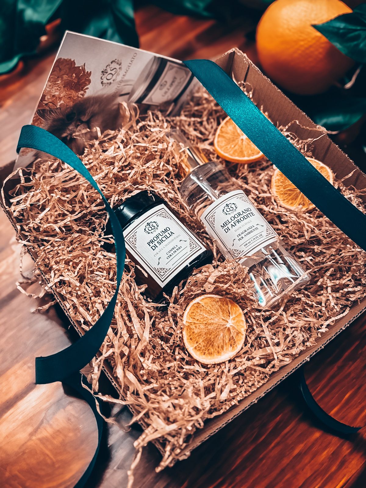 Box confezione regalo candele profumate artigianali e profumi per la casa, packaging elegante con nastro verde