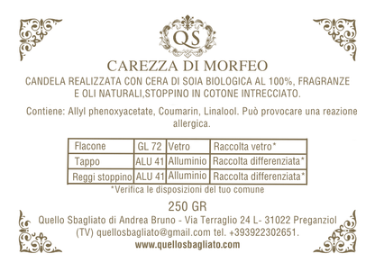 Dettaglio etichetta candela Carezza Morfeo fragranza artigianale